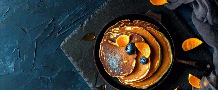 美食简约烤饼蛋糕，巧克力水果橙子摄影图