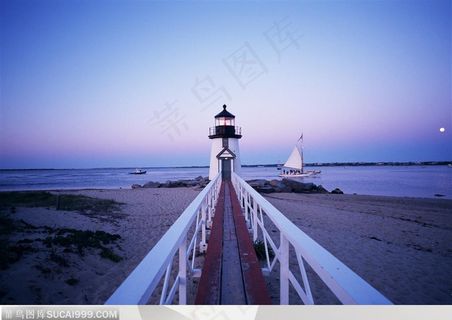 美丽天空-蓝天下的围栏灯塔