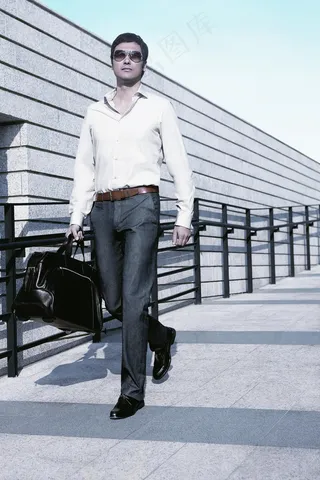 戴墨镜的帅哥图片