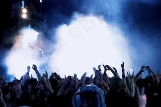 夜店狂欢人群剪影