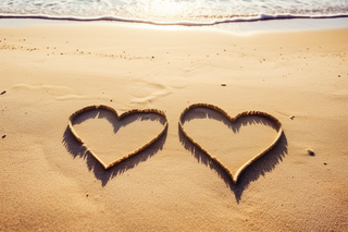 海边沙滩上的两个爱心摄影图