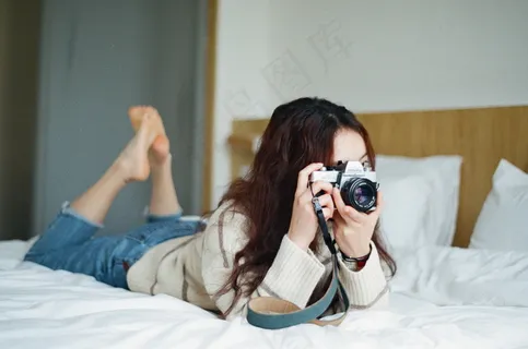 拿相机拍照的女生图片 拿相机拍照的女生图片