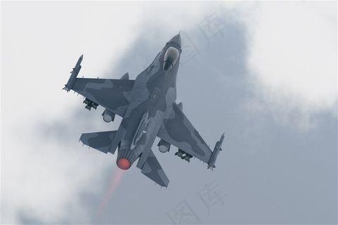 飞行在天空中的喷气式战斗机高清图片