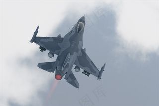 飞行在天空中的喷气式战斗机高清图片