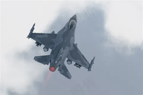 飞行在天空中的喷气式战斗机高清图片 飞行在天空中的喷气式战斗机高清图片