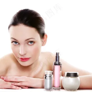 化妆品摆在胸前的国外女模特 化妆品摆在胸前的国外女模特