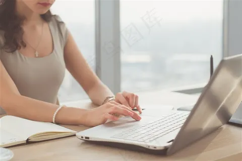 双手操作笔记本电脑的女性人物素材高清图片 双手操作笔记本电脑的女性人物素材高清图片