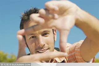 户外探险露营生活-举起手做取景手势男子的面部特写