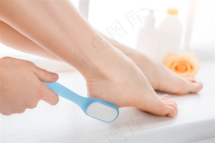 正在进行身体护理的美女高清图片