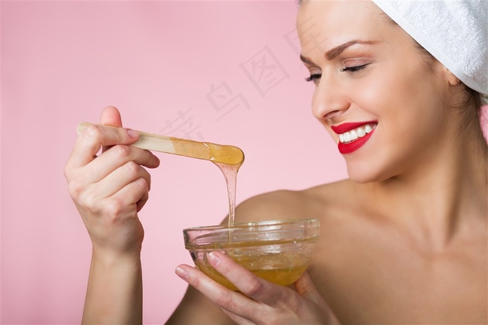 准备护肤的美女