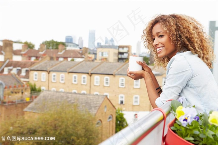 在阳台喝咖啡的时尚美女高清图