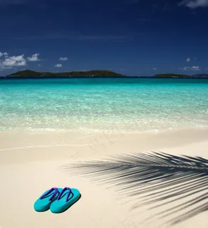 蓝天大海沙滩拖鞋图片