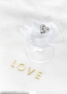 放在玻璃杯里羽毛上的钻石水晶挂饰