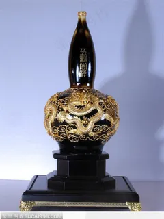 黑色花瓶上精美的龙 黑色花瓶上精美的龙