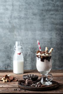 桌子上的冰淇淋