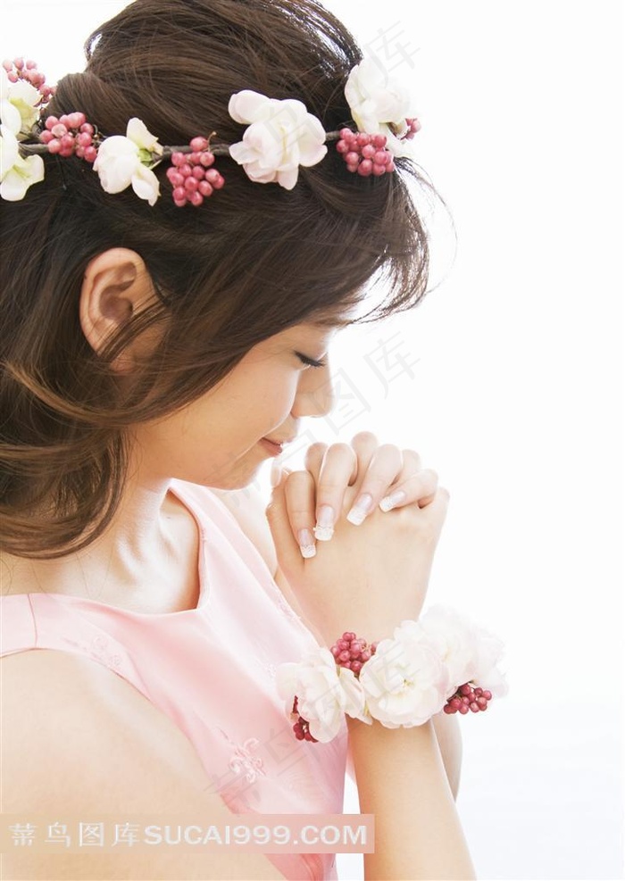 双手十指相扣祈祷的新娘摄影素材