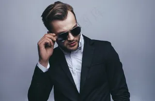 时尚墨镜帅哥图片