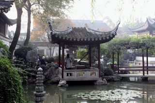 园林内水池上的观景亭