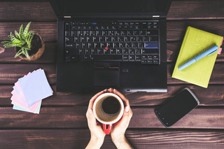 办公电脑咖啡桌面高清背景