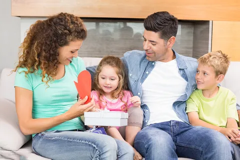 圣诞节室内人物父母给孩子送礼物场景圣诞送礼物(140)