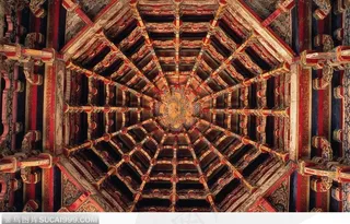 精巧的寺院屋顶内部