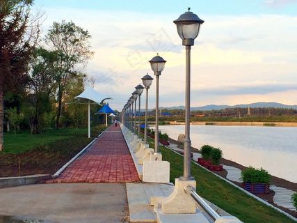 河堤上的人行道与路灯 河堤上的人行道与路灯