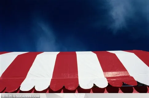 海滩休闲生活-蓝天下的彩色彩棚