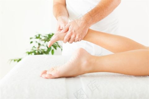 脚部按摩的人物