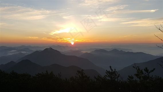 山峦起伏的丘陵日出