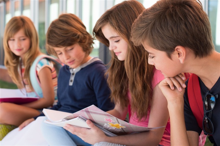 认真关注一本书的几个孩子