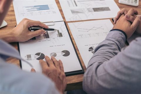 正在办公室工作的商务人物高清图片 正在办公室工作的商务人物高清图片