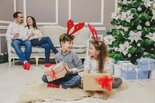圣诞节室内人物父母在沙发上儿女拿着新年礼物场景圣诞送礼物(82)