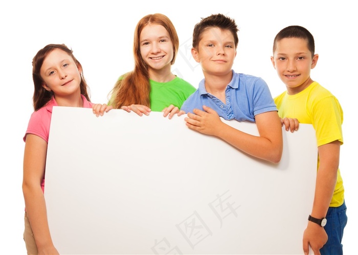 外国孩子与空白展板图片
