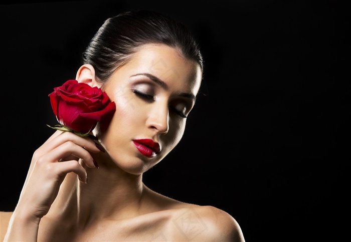 拿着玫瑰闭眼的美女高清图片