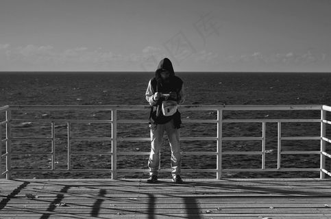 黑白伤感男人图片