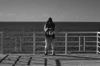 黑白伤感男人图片