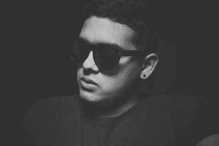 墨镜酷男头像图片