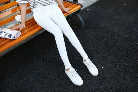 紧身白裤女模特摄影图