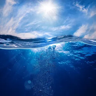 蓝色天空下的波浪水纹高清图片 蓝色天空下的波浪水纹高清图片
