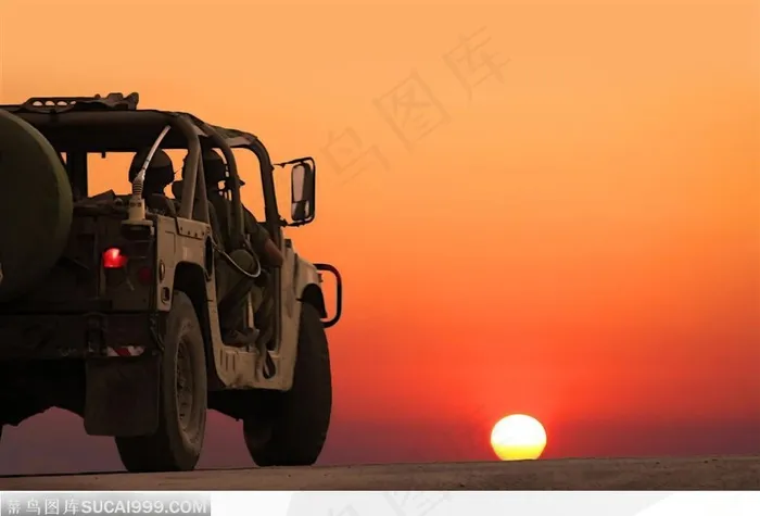 战士驾车行驶在夕阳下