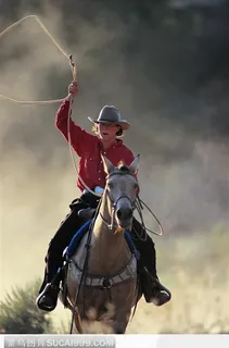 骑着马甩着绳套