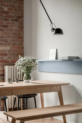 现代室内设计木桌椅鲜花装饰