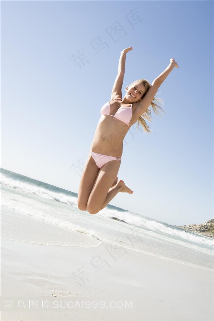 跳跃的甜美泳装美女