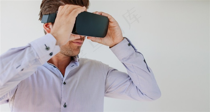 感受vr的男性高清摄影图片