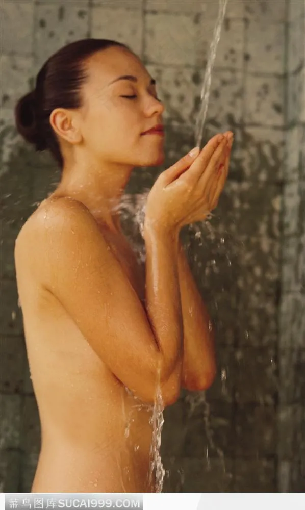 美容SPA（沐浴中的女性半身特写）