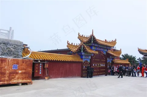 排队吃斋饭的善男信女