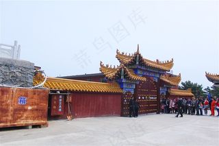 排队吃斋饭的善男信女