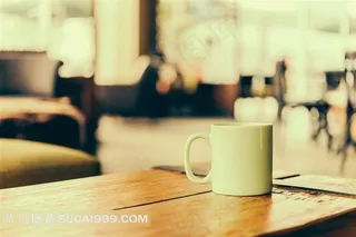 木桌上的白色水杯图片