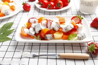 水果火龙果小番茄西红柿沙拉