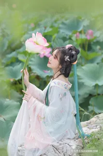 唯美写真莲花池畔摄影清纯古装美女图片